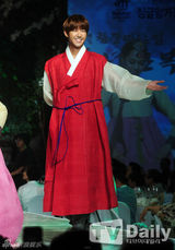 组图：南宝拉林时完穿韩服走秀 为单亲妈妈筹款