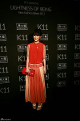 组图：IT GIRL陈燃风琴褶红衣亮相清新优雅