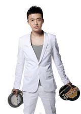 组图：包贝尔雅痞装写真  跳离《宫2》玩转时尚