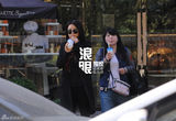 独家：李湘素颜外出车内啃三明治