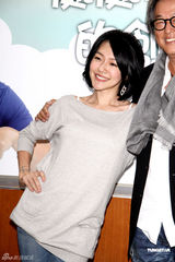 组图：小S经典挑逗男星POSE再现 不知大S已订婚