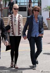 组图：妮可做评委老公探班 二人牵手甜蜜恩爱