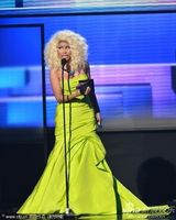 组图：尼基-米娜姬表演 白色皮草顶粉发装扮雷人