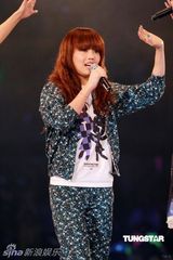 幻灯图：Twins开唱花样百变 好友容祖儿登台助阵