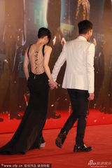 组图：群星亮相金像红毯 汤唯领衔众女星斗艳