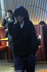 组图：文章独行黑超遮面 躲助理身后避媒体拍摄