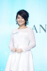 组图：Selina复出代言白裙黑丝袜亮相