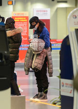 组图：刘诗诗独自潮装离京 蒙面做低头族