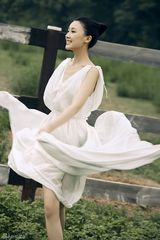 高清组图：甘薇最新写真回归自然 与马亲密接触