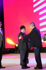 组图：田沁鑫收获年度大奖 周志强院长盼明年再登台