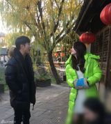 组图：林申低调探班李沁疑穿情侣装热聊