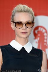 组图：《女人心事》首映 穆里根黑超遮面