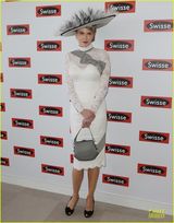 组图：妮可-基德曼贵妇扮相抢眼 当众脱鞋无损优雅