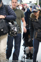 组图：林志颖护子快速离开机场 Kimi童车大睡