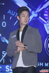 组图：吴建豪大赞新婚太太 秀钻戒分享甜蜜心情