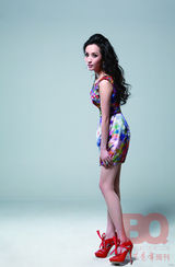 组图：汤灿登《BQ》封面 演绎妩媚性感都市风