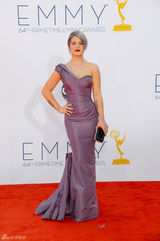 组图：艾美奖红毯 凯莉-奥斯本抚胸献飞吻