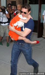 组图：汤姆-克鲁斯离婚后首探爱女 遭狗仔围堵