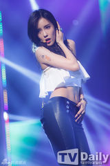 组图：SHINee回归打榜军服风帅气 女团露腰秀腿