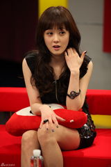 幻灯组图：张娜拉做客新浪 大波浪卷发倍增女人味