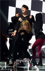 组图：Rain复出舞台彩排 耍帅卖萌魅力不减