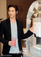 组图：元斌帅气亮相活动 俊秀清逸展美男气质