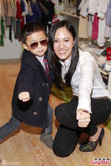 组图：黄泳霖有意追生 雷林静怡两女爱公主装