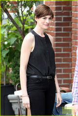 组图：海瑟薇帅气现身片场 豪放大笑不顾形象