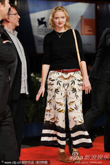 组图：《断开》首映 超模莉丽水墨短裙显个性