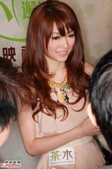 组图：连诗雅向电影圈发展 关楚耀年底开拍笑片