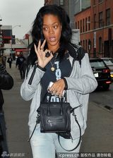 组图：蕾哈娜运动造型素颜外出 与神似旧爱粉丝合影