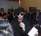 组图：玛丽莲曼森素颜抵台 女友手牵手爱相随