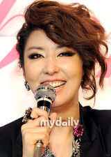 组图：韩歌手金宛善复出乐坛 43岁美丽年轻依旧