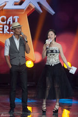 组图：杨钰莹黑色镂空纱裙隐约现美腿