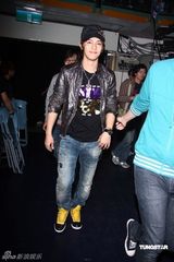 幻灯图：杨丞琳个唱与言承旭甜蜜拥抱 群星助阵观战