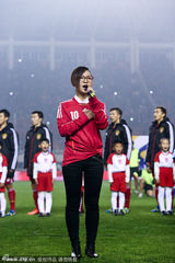 组图：周笔畅助阵国足 表情严肃领唱国歌