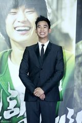 高清组图：金秀贤新片首映 花美男比谦虚钻桌子