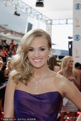 组图：乡村小天后凯莉-安德伍德亮相艾美红毯