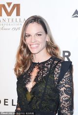 组图：阿德里安亮相晚宴 斯万克蕾丝礼服惊艳