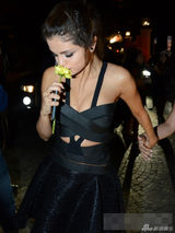 组图：赛琳娜黑唇亮相秀场 爆乳性感与帅哥热聊