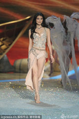 组图:维密年度大秀开幕泰勒献唱 众超模T台斗艳