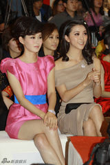 组图：刘滢粉裙亮相《风尚志》举办的时装周