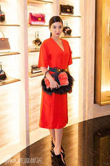 组图：黄奕出席时装周优雅变装 度中秋思念女儿