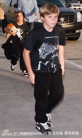 幻灯图集：贝克汉姆携三子回国度假 克鲁兹扮小猴