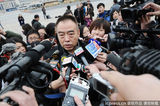 组图：成龙参加两会引尖叫骚乱不禁捂耳