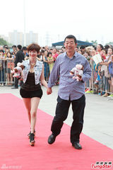 组图：《大明猩》首映 顾长卫牵手女星走红毯