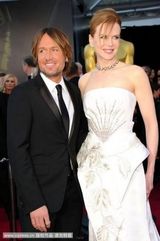 组图：妮可-基德曼携丈夫亮相 优雅白裙气质高贵