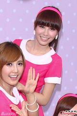 组图：台湾女子组合Popu Lady签唱大秀美腿