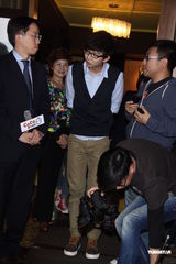 组图：22岁胡夏期待谈恋爱 献爱心助弱势儿童募款