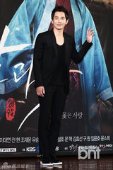 组图：严泰雄《刀与花》发布 CN正信正装帅气